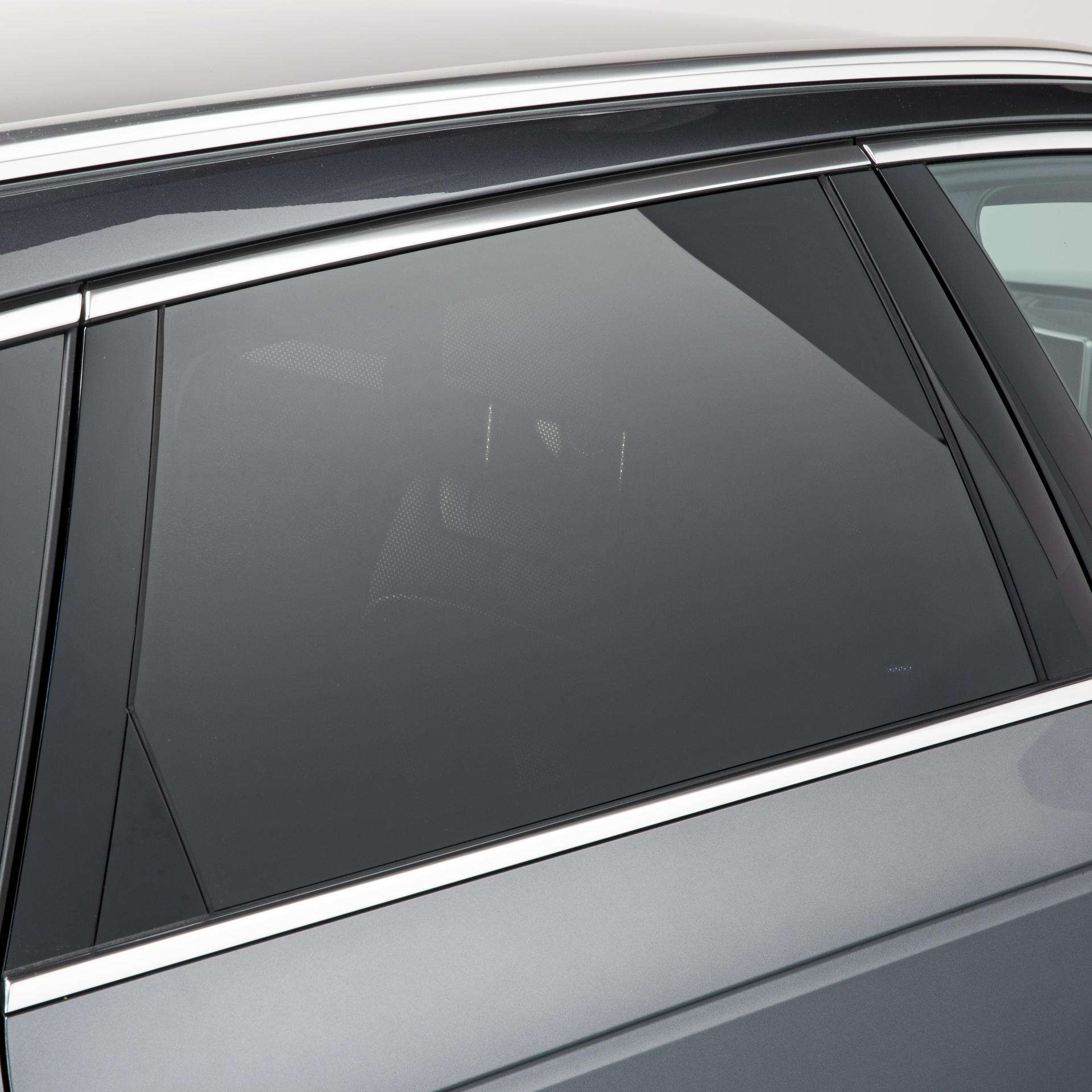 ein Autofenster mit Sonnenblende und geschlossener Scheibe