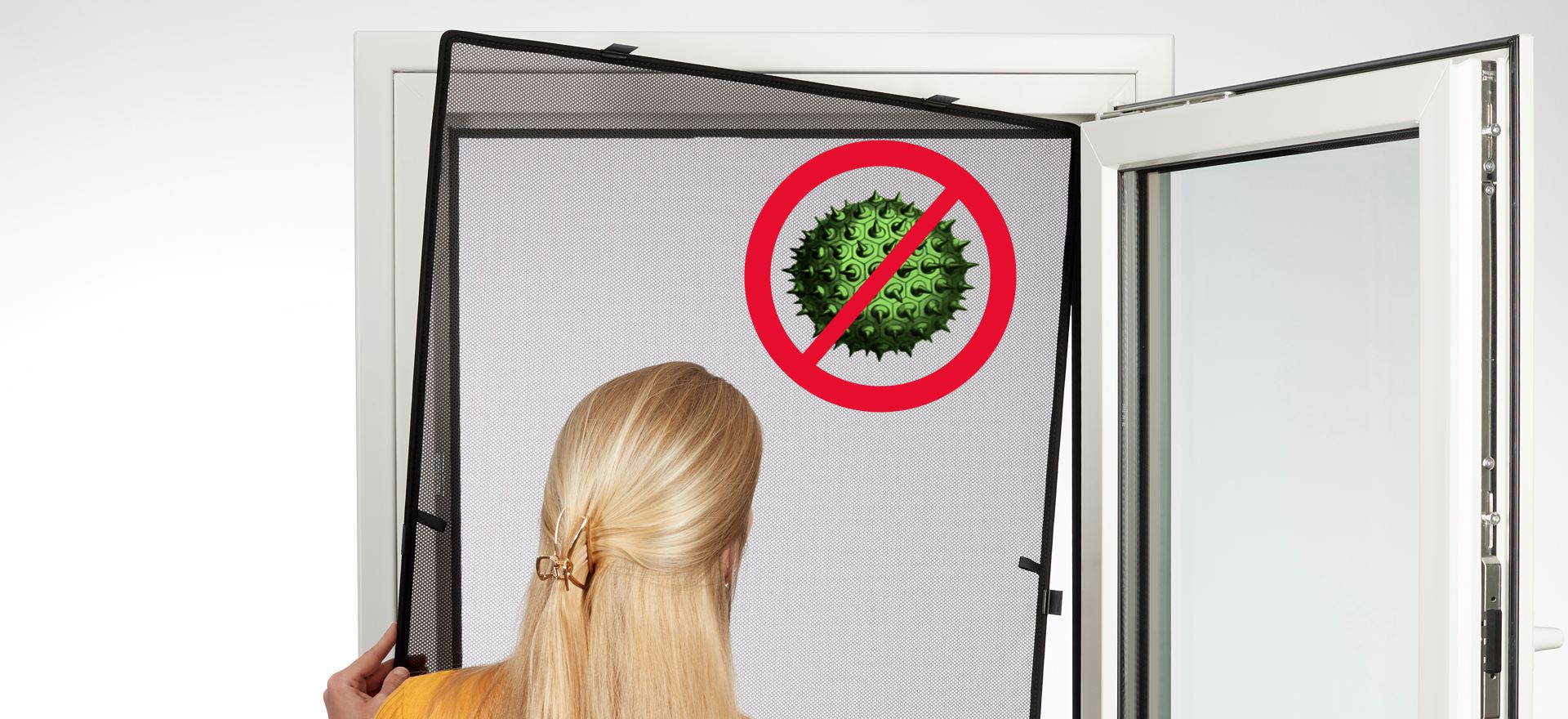 Pollengitter für Fenster: Die ultimative Lösung für Allergiker eine Frau setzt ein Pollengitter in einen Fensterrahmen