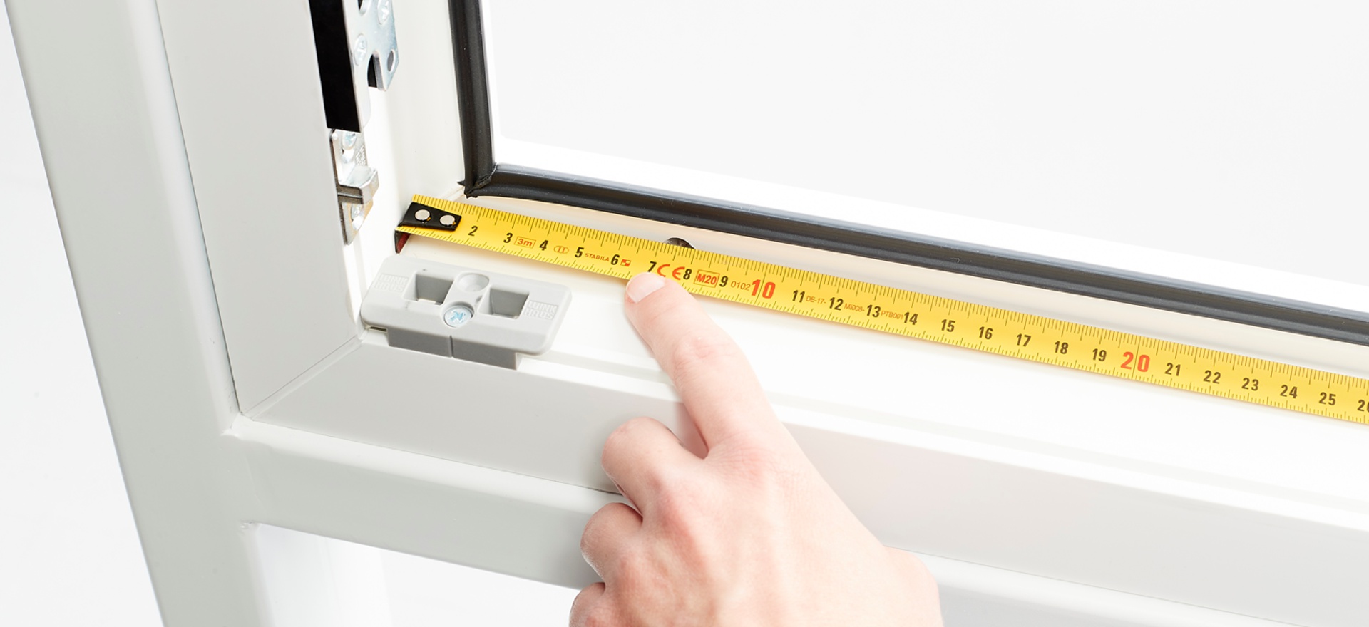 Fliegengitter nach Maßanfertigung - optimaler Insektenschutz ein Maßband liegt am Fensterrahmen
