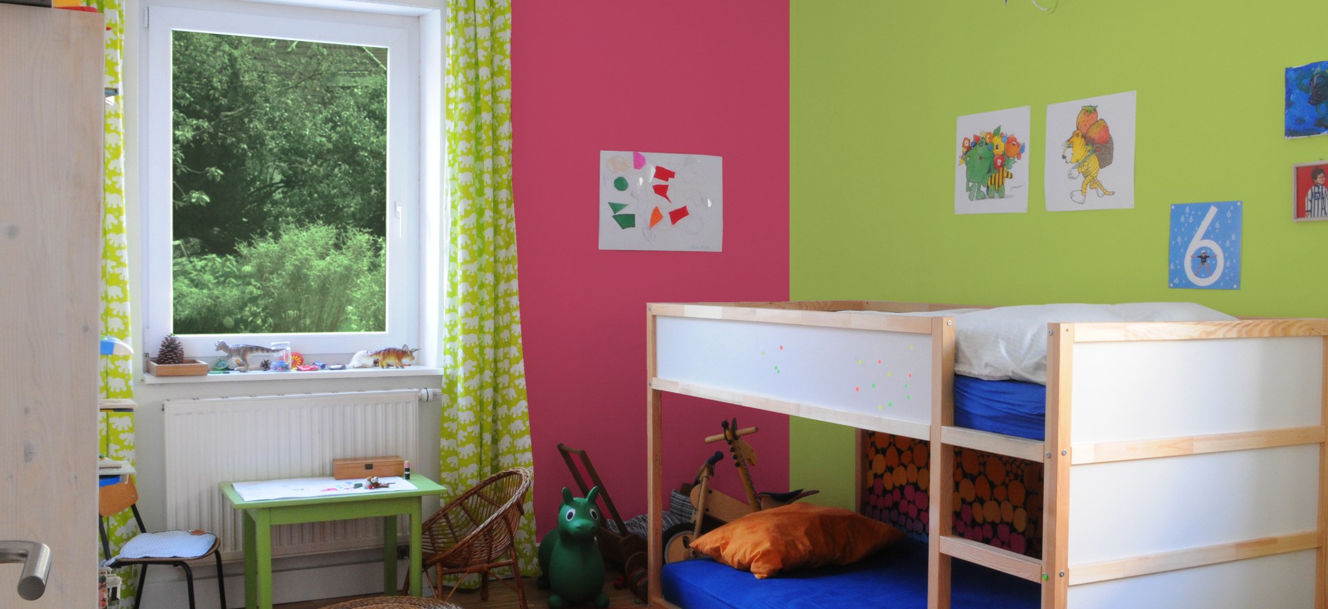Mückenschutz für das Kinderzimmer ein buntes Kinderzimmer mit Möbeln