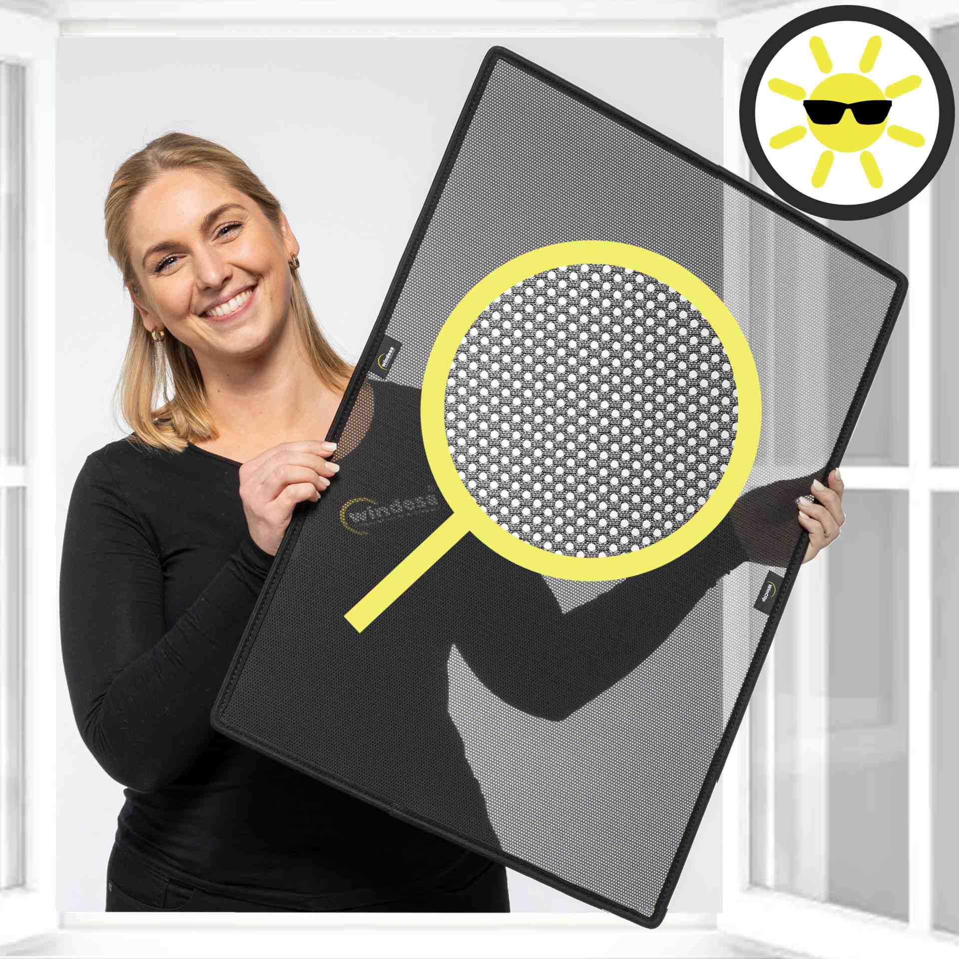 WinClip MULTI COOL Sonnenschutz für Holzfenster und weitere Fenster B2B eine Frau hält lächelnd den WinClip Sonnenschutz in den Händen