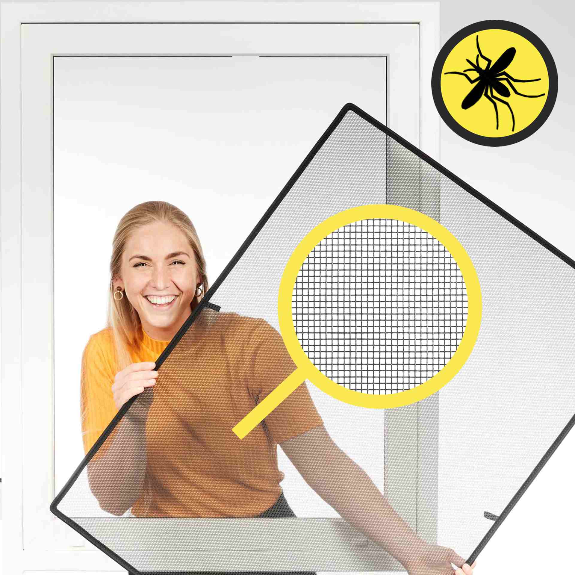 WinClip STYLE BUG Insektenschutz für Kunststofffenster B2B eine Frau hält lächelnd den WinClip Insektenschutz in den Händen
