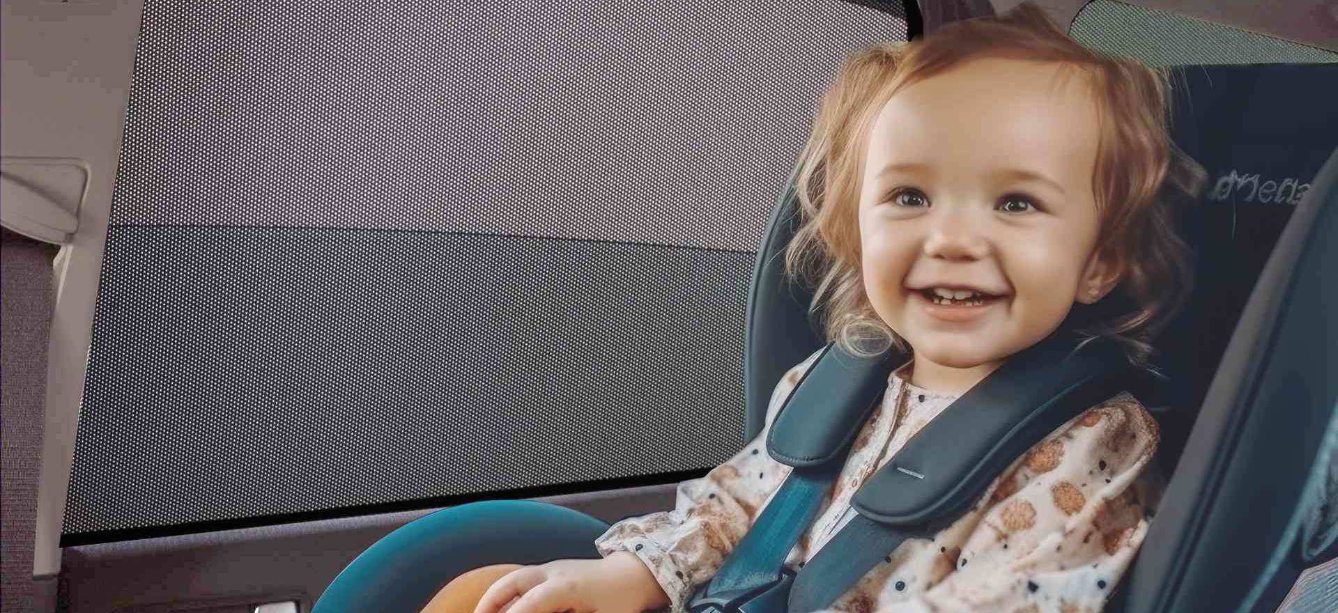 Sonnenschutz im Auto für Kinder? Aber sicher! ein kleinkind sitzt im kindersitz eines autos und an der Scheibe ist ein Auto Sonnenschutz angebracht