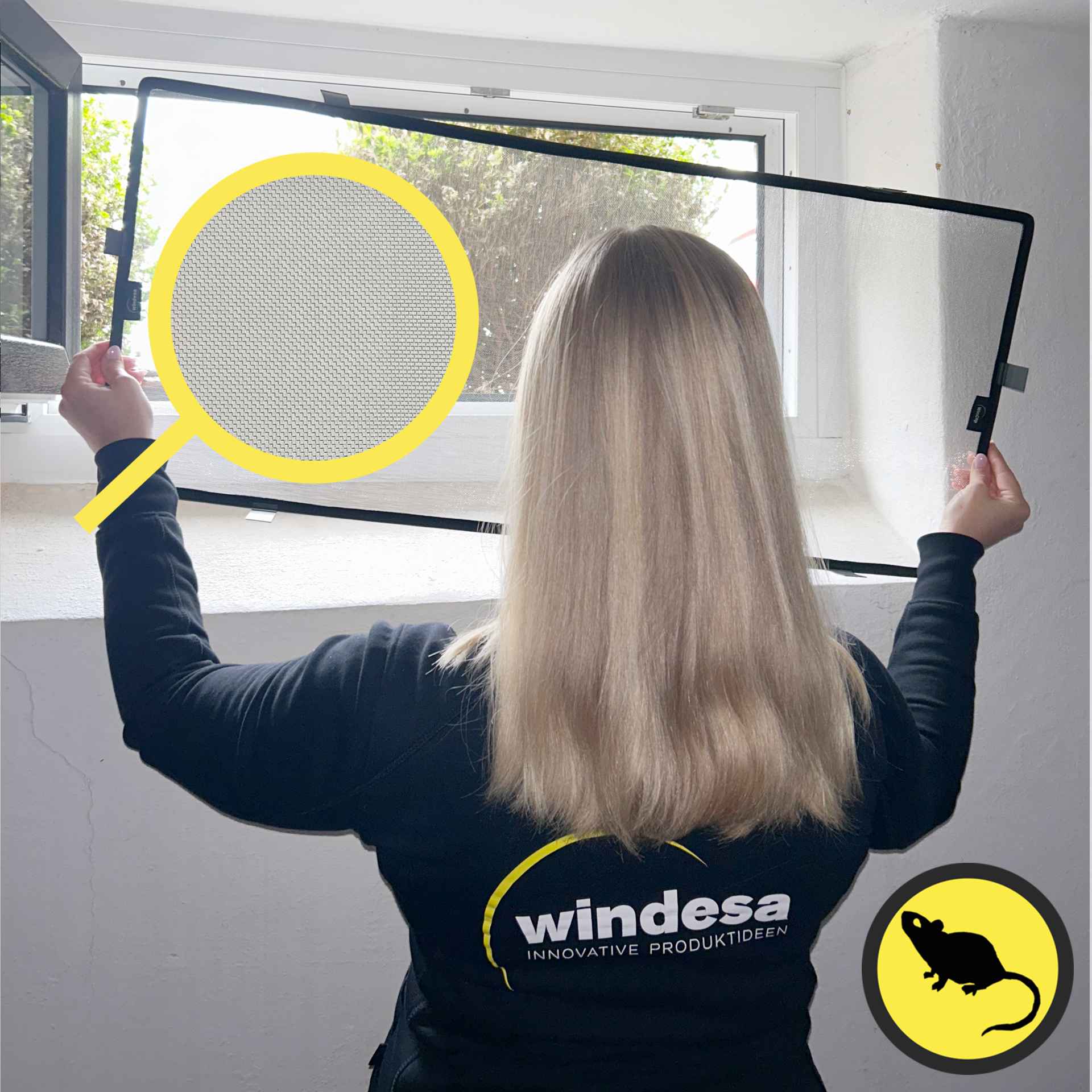 WinClip STYLE SAFE Nagerschutzgitter für Kunststoff-Kellerfenster B2B eine Frau hält einen WinClip Nagerschutz an ein Kellerfenster