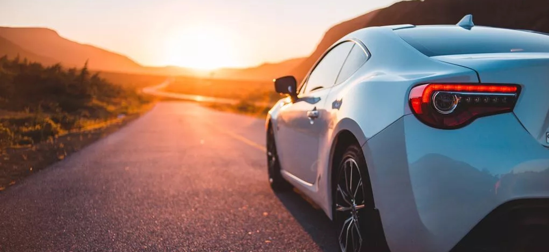 Auto fährt Richtung Sonnenuntergang