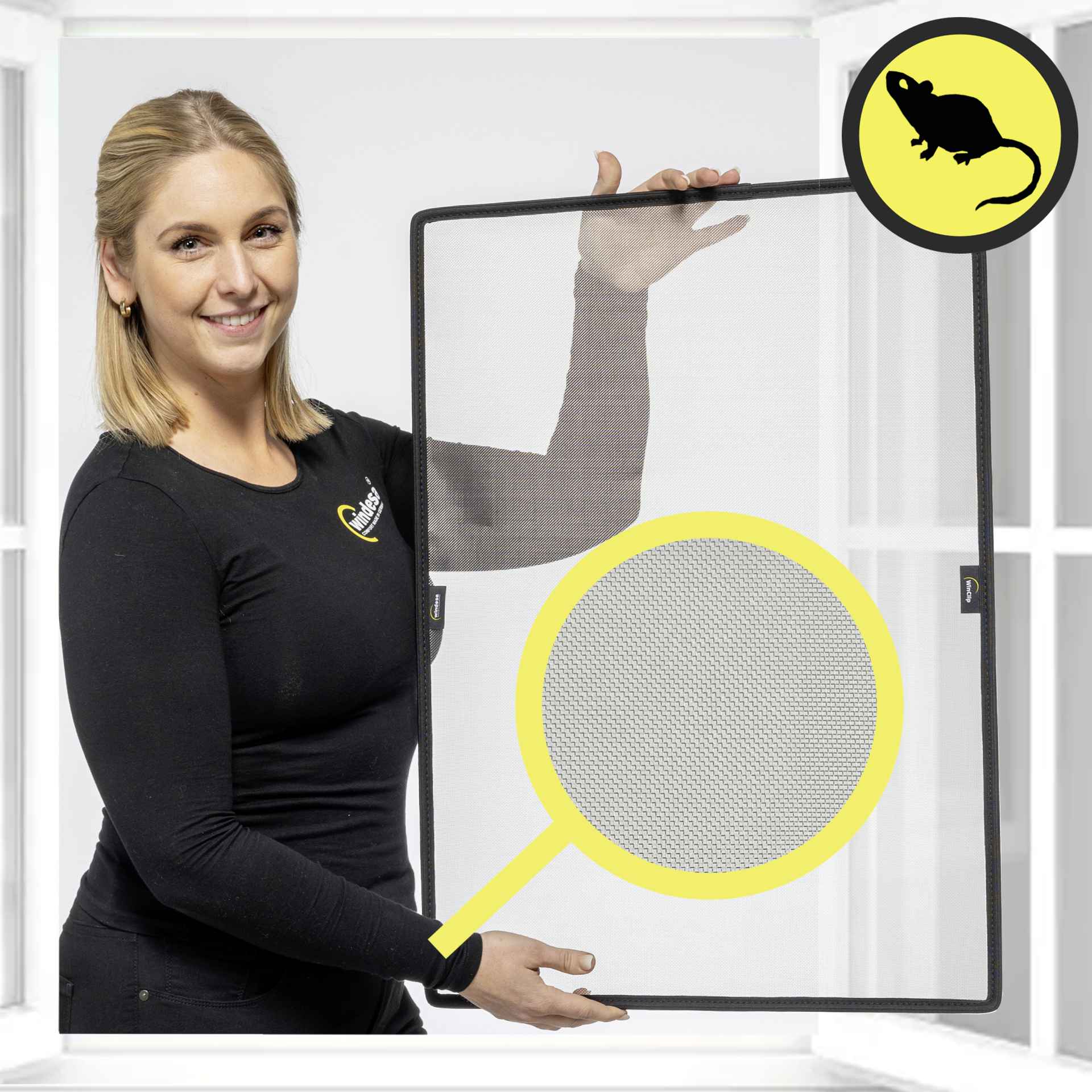eine Frau hält lächelnd den WinClip Nagerschutz in den Händen