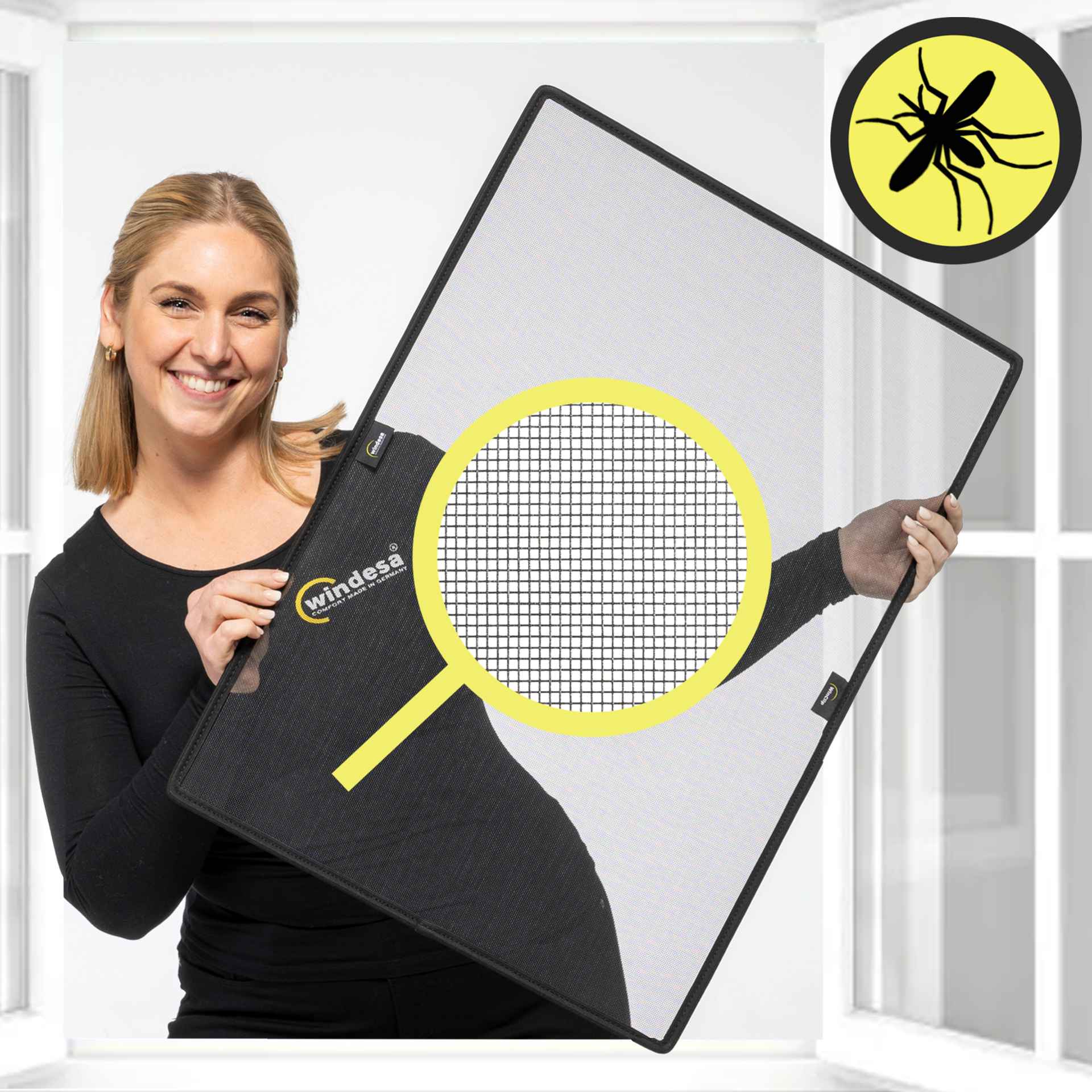 WinClip MULTI BUG Insektenschutz für Holzfenster und weitere Fenster B2B eine Frau hält lächelnd den WinClip Insektenschutz in den Händen